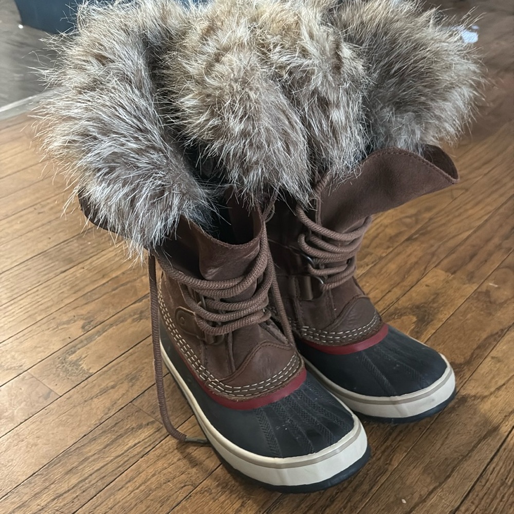 Women’s Joan of arctic sorel boots with liners and fur top sz 6 preowned GUC